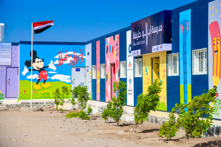 مدرسـة بُنيـــت بالأمـــل ..